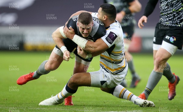 120119 - Ospreys v Worcester Warriors - European Rugby Challenge Cup - Scott Williams of Ospreys is tackled by Ben Te�o of Worcester Warriors