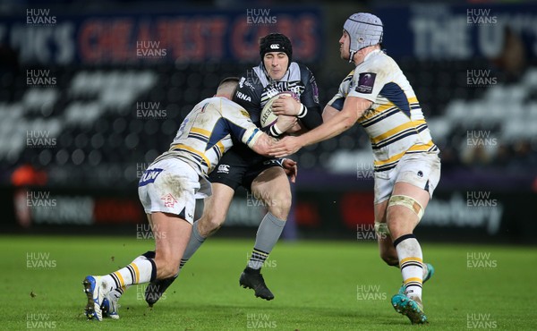 120119 - Ospreys v Worcester Warriors - European Rugby Challenge Cup - Sam Davies of Ospreys is tackled by Matt Cox and Pierce Phillips of Worcester Warriors