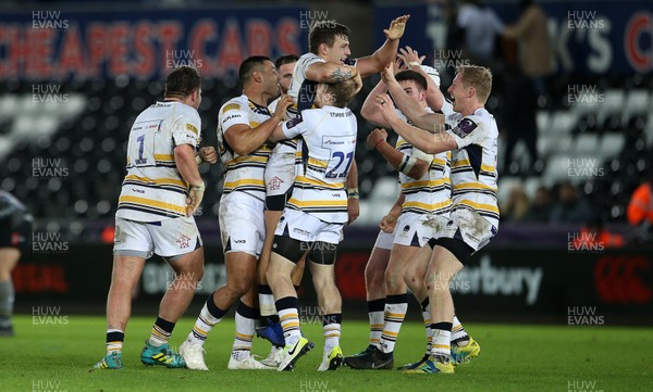 120119 - Ospreys v Worcester Warriors - European Rugby Challenge Cup - Worcester players celebrate the last minute victory