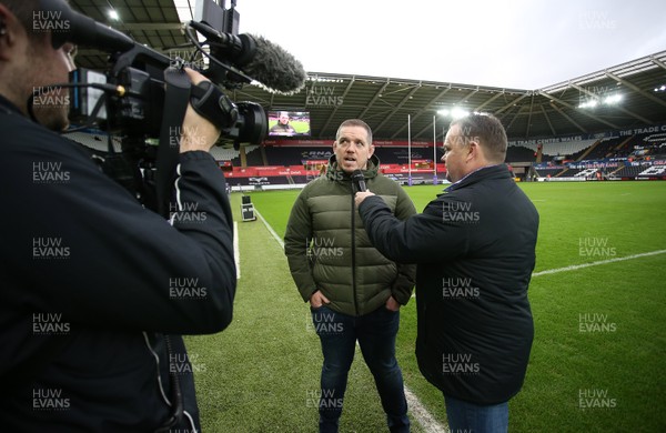 120119 - Ospreys v Worcester Warriors - European Rugby Challenge Cup - Retiring Paul James talks pitch side before the game