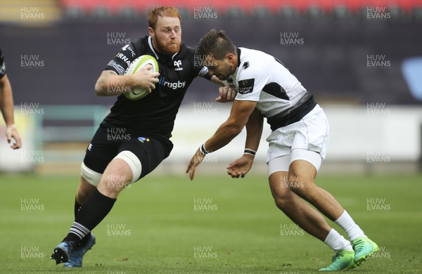 020917 - Ospreys v Zebre, Guinness PRO14 - Dan Baker of Ospreys takes on Mattia Bellini of Zebre