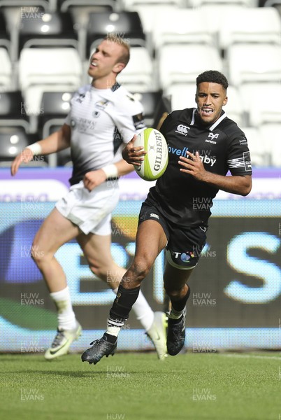 020917 - Ospreys v Zebre, Guinness PRO14 - Keelan Giles of Ospreys races in to score his second try