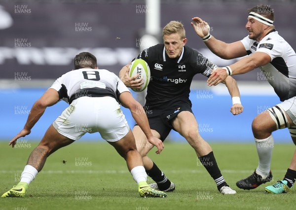 020917 - Ospreys v Zebre, Guinness PRO14 - Ben John of Ospreys takes on Derick Minnie of Zebre and Giovanni Licata of Zebre