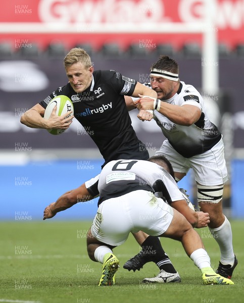 020917 - Ospreys v Zebre, Guinness PRO14 - Ben John of Ospreys takes on Derick Minnie of Zebre and Giovanni Licata of Zebre