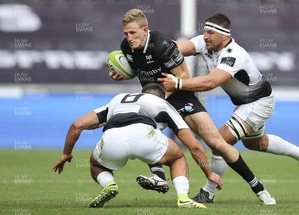 020917 - Ospreys v Zebre, Guinness PRO14 - Ben John of Ospreys takes on Derick Minnie of Zebre and Giovanni Licata of Zebre