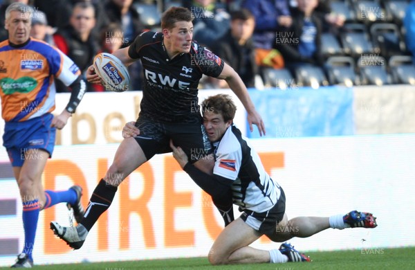 231113 - Ospreys v Zebre, RaboDirect PRO12 - Ospreys' Jeff Hassler is tackled by Zebre's David Odiete