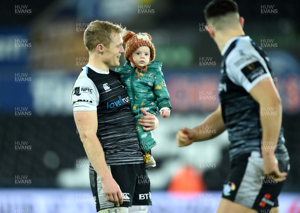 301118 - Ospreys v Zebre - Guinness PRO14 - Aled Davies of Ospreys with son Freddie at the end of the game