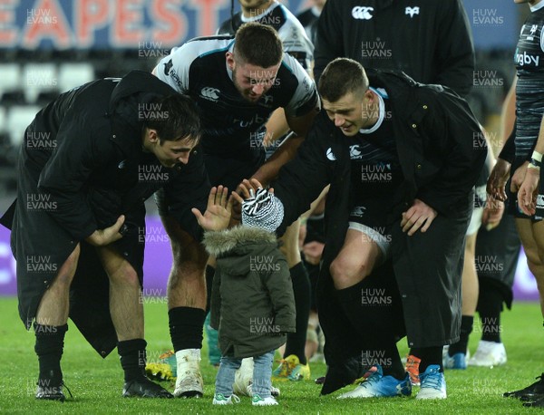 301118 - Ospreys v Zebre - Guinness PRO14 - Ospreys players with Scott Williams' son Seb at the end of the game