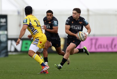 111025 - Ospreys v Zebre Parma - United Rugby Championship - Dan Edwards of Ospreys 