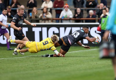 111025 - Ospreys v Zebre Parma - United Rugby Championship - Phil Cokanasiga of Ospreys scores a try