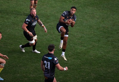 111025 - Ospreys v Zebre Parma - United Rugby Championship - Keelan Giles of Ospreys 