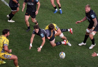 111025 - Ospreys v Zebre Parma - United Rugby Championship - Jack Walsh of Ospreys passes the ball