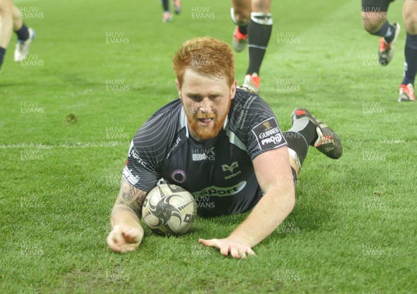 280315 - Ospreys v Zebre - GuinnessPro12 -Dan Baker of Ospreys scores a try