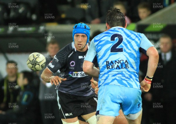 280315 - Ospreys v Zebre - GuinnessPro12 -Justin Tipuric of Ospreys takes an attacking ball