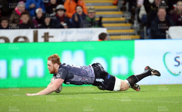 280315 - Ospreys v Zebre Rugby, Guinness PRO12 - Ospreys Dan Baker races in to score try