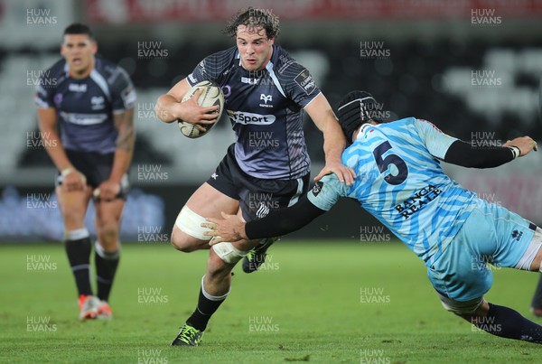 280315 - Ospreys v Zebre Rugby, Guinness PRO12 - Ospreys Tyler Ardron gets past Zebre's Marco Bortolami