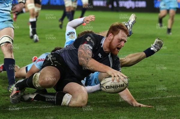 280315 - Ospreys v Zebre Rugby, Guinness PRO12 - Ospreys Dan Baker powers over to score try