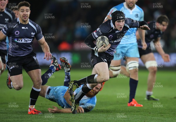 280315 - Ospreys v Zebre Rugby, Guinness PRO12 - Ospreys Sam Davies gets away from the tackle of Zebre's Gonzalo Garcia