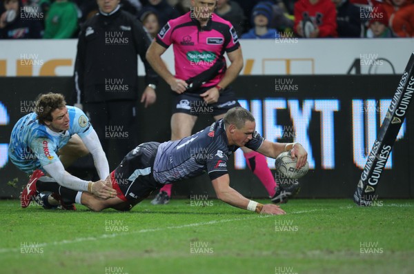 280315 - Ospreys v Zebre Rugby, Guinness PRO12 - Ospreys Hanno Dirksen reaches out to score try