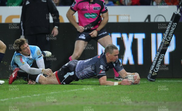 280315 - Ospreys v Zebre Rugby, Guinness PRO12 - Ospreys Hanno Dirksen reaches out to score try