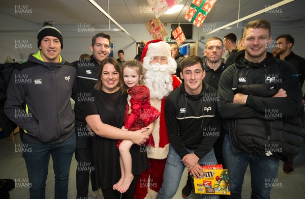 131217 - Ospreys players visit children at Morriston Hospital, Swansea - Ospreys players and Father Christmas meet Darcey Boast, aged 4, and her mum Laura from Pontardawe