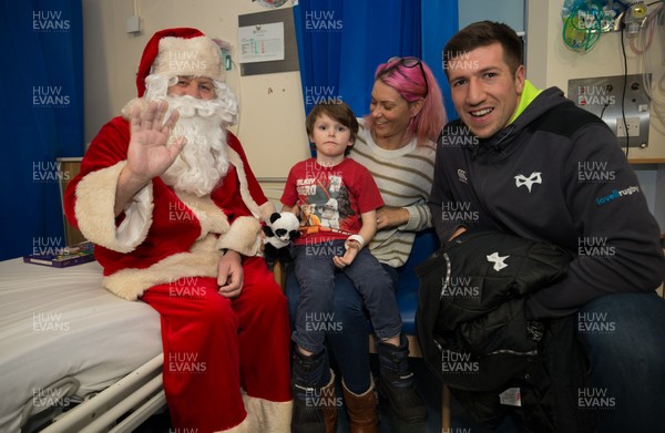131217 - Ospreys players visit children at Morriston Hospital, Swansea - Osprey Justin Tipuric along with Father Christmas meet Isaac Jenkins from Swansea during their visit to the Children's Ward at Morriston Hospital