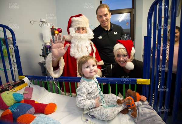 131217 - Ospreys players visit children at Morriston Hospital, Swansea - Osprey Alun Wyn Jones along with Father Christmas meet 3 year old Cellan Eaton from Ammanford during their visit to the Children's Ward at Morriston Hospital