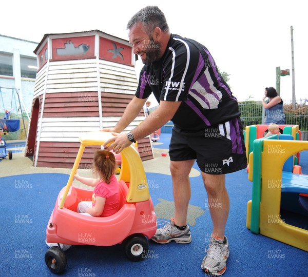 27.07.11 - Ospreys Visit Y Bont Family Centre - Mefin Davies with children at Y Bont family centre, Bridgend. 