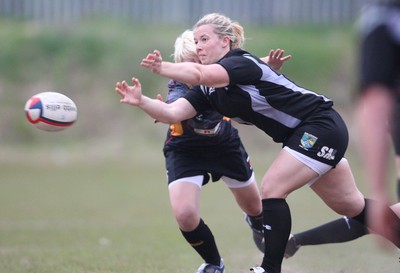 28.04.10 - Ospreys Women v Dragons Women -  Ospreys Sian Moore feeds the ball out 