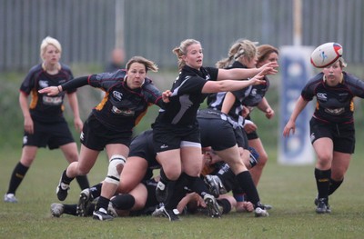 28.04.10 - Ospreys Women v Dragons Women -  Ospreys Sian Moore feeds the ball out 