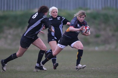 28.04.10 - Ospreys Women v Dragons Women -  Dragons Aimee Young charges forward 