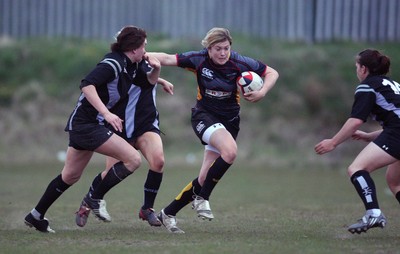 28.04.10 - Ospreys Women v Dragons Women -  Dragons Aimee Young charges forward 