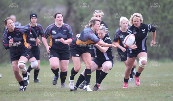 28.04.10 - Ospreys Women v Dragons Women -  Dragons Mared Evans feeds the ball out 