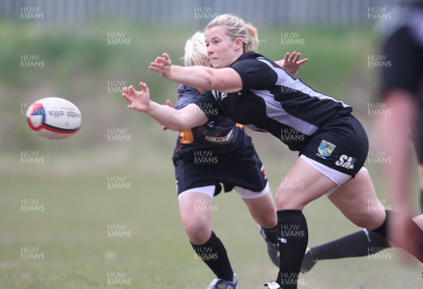 28.04.10 - Ospreys Women v Dragons Women -  Ospreys Sian Moore feeds the ball out 