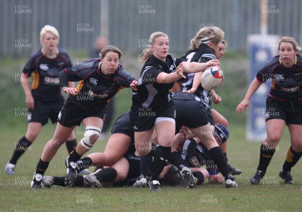 28.04.10 - Ospreys Women v Dragons Women -  Ospreys Sian Moore feeds the ball out 