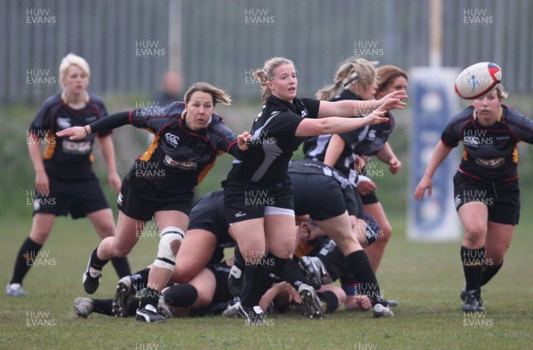 28.04.10 - Ospreys Women v Dragons Women -  Ospreys Sian Moore feeds the ball out 