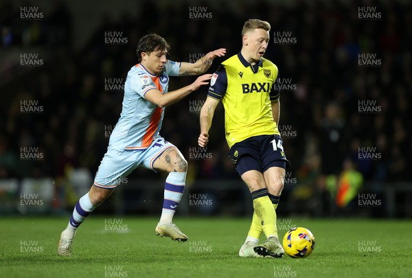291225 - Oxford United v Swansea City - SkyBet Championship - Brian De Keersmaecker of Oxford United is challenged by Goncalo Franco of Swansea City 