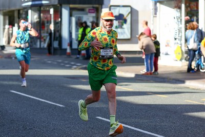 051025 - Oysho Cardiff Half Marathon - The race route passes through Albany Road, Roath