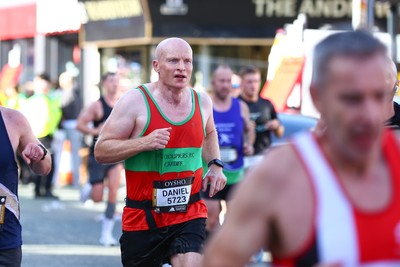 051025 - Oysho Cardiff Half Marathon - The race route passes through Albany Road, Roath