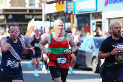 051025 - Oysho Cardiff Half Marathon - The race route passes through Albany Road, Roath