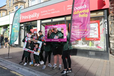 051025 - Oysho Cardiff Half Marathon - Businesses on Albany Road prepare for the race