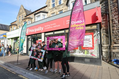 051025 - Oysho Cardiff Half Marathon - Businesses on Albany Road prepare for the race