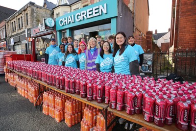 051025 - Oysho Cardiff Half Marathon - The extra milers support teams set up on Albany Road before for the race
