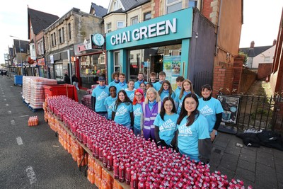 051025 - Oysho Cardiff Half Marathon - The extra milers support teams set up on Albany Road before for the race