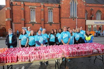 051025 - Oysho Cardiff Half Marathon - The extra milers support teams set up on Albany Road before for the race