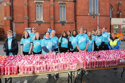 051025 - Oysho Cardiff Half Marathon - The extra milers support teams set up on Albany Road before for the race