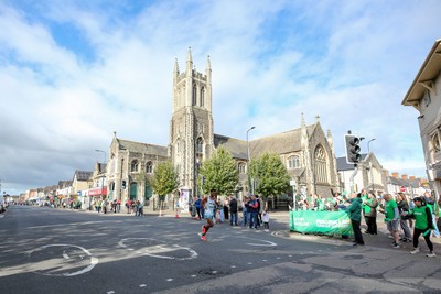 051025 - Oysho Cardiff Half Marathon - The race route passes through Albany Road, Roath
