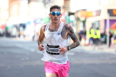 051025 - Oysho Cardiff Half Marathon - The race route passes through Albany Road, Roath
