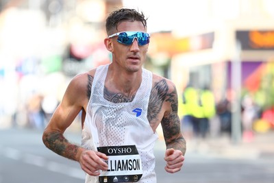 051025 - Oysho Cardiff Half Marathon - The race route passes through Albany Road, Roath