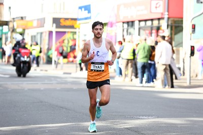 051025 - Oysho Cardiff Half Marathon - The race route passes through Albany Road, Roath